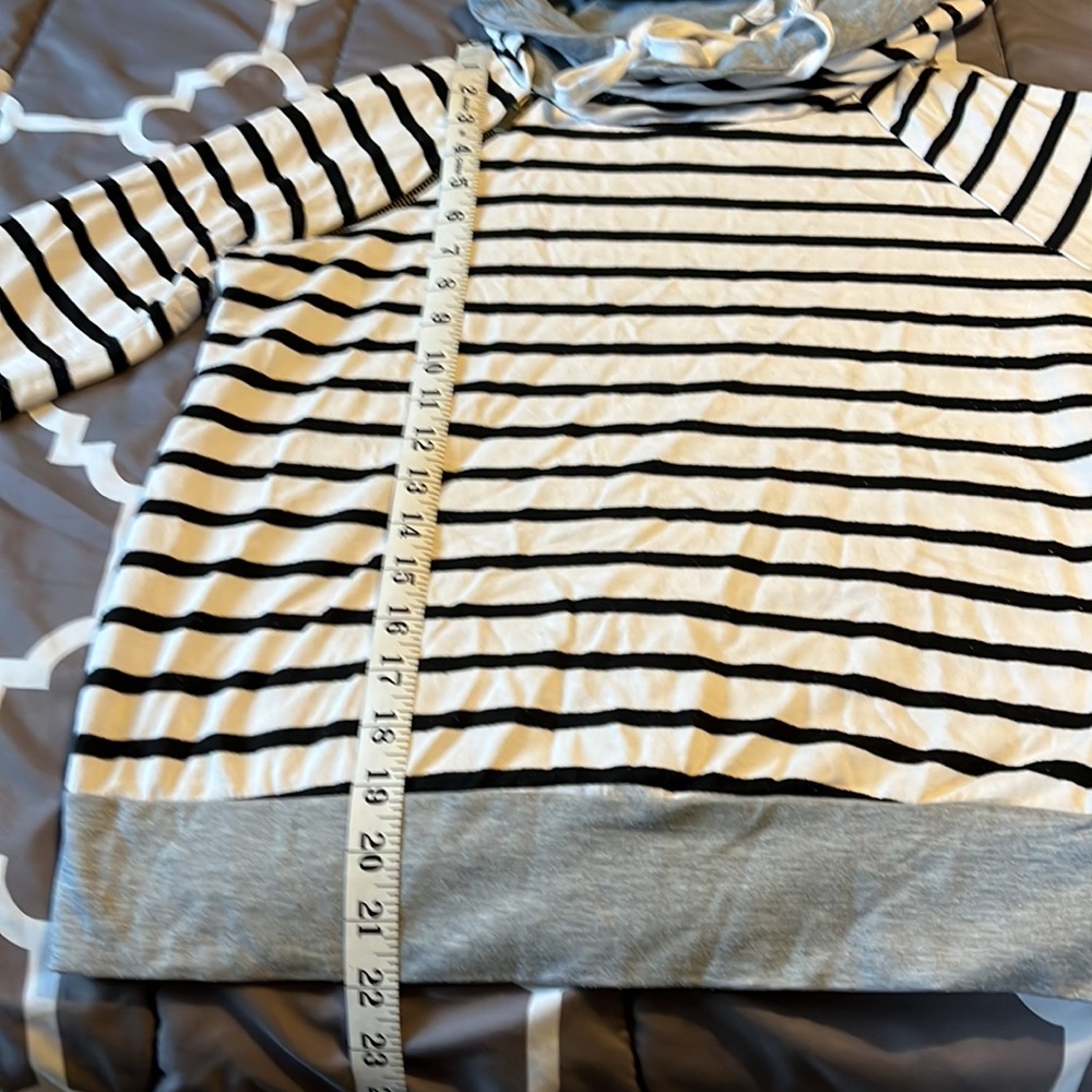 Shein sweatshirt - Picture 4 of 7